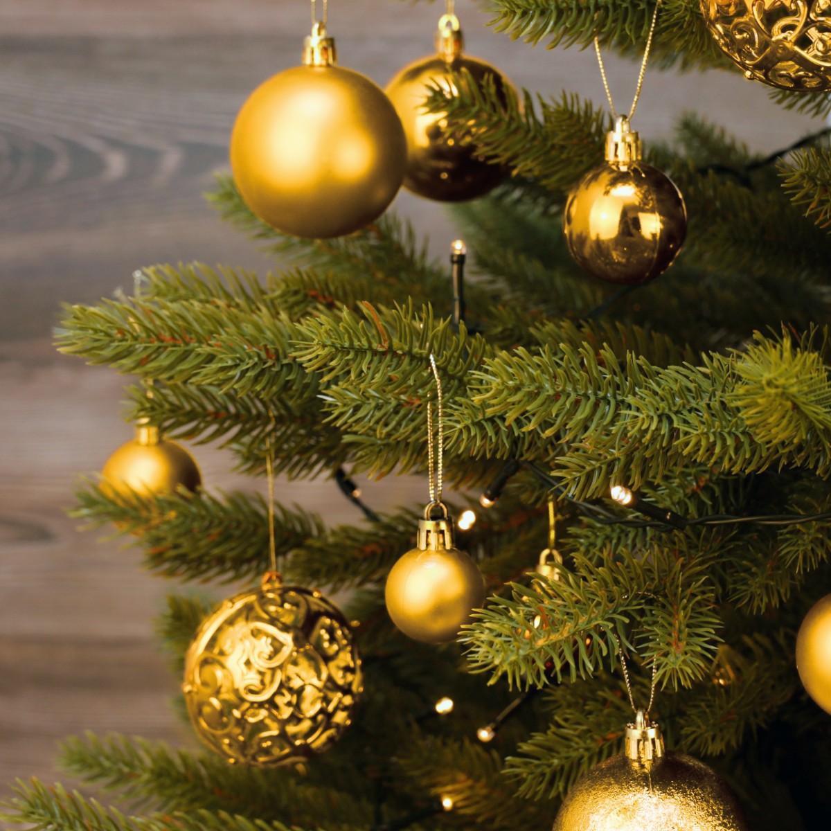 Bombki choinkowe złote na gałązce choinkowej. - ujęcie 3